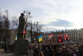 Во Львове возле памятника Бандере молились за Украину и пели патриотические песни
