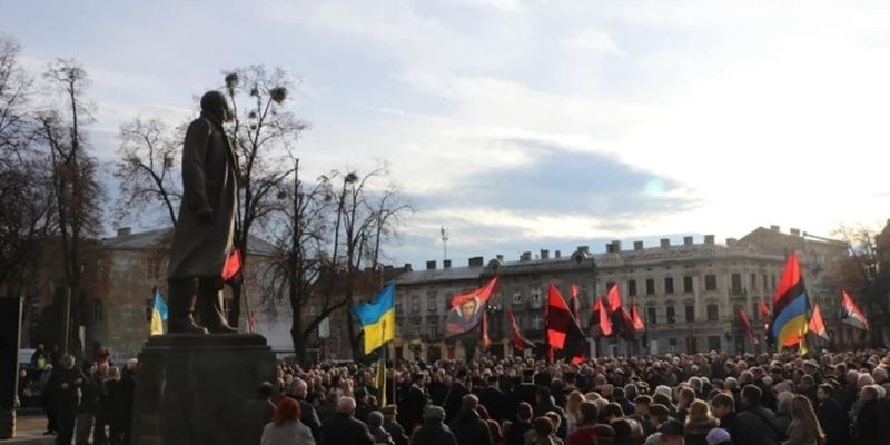 Во Львове возле памятника Бандере молились за Украину и пели патриотические песни