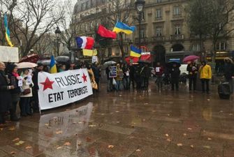 "Нормандська зустріч": українська діаспора влаштувала мітинг в центрі Парижу перед приїздом Зеленського