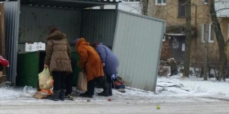 "Путин нас до этого довел": учительница русского собирает еду с мусорных баков из-за маленькой пенсии