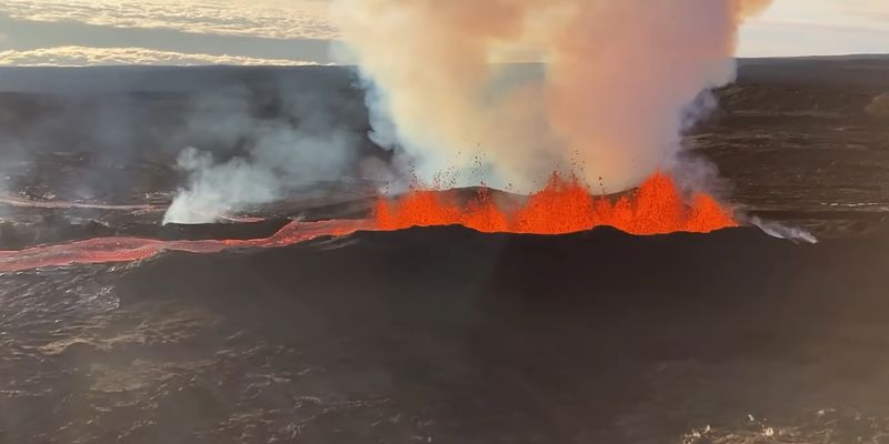 Туристы съехались на редкое извержение вулкана и рискуют оказаться в ловушке