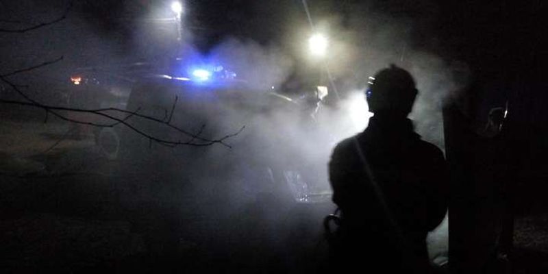На Київщині рятувальники витягли п’яного водія з палаючої автівки