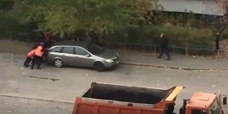 "Коробка покинула чат": у мережі показали на відео "боротьбу" дорожників з припаркованим авто