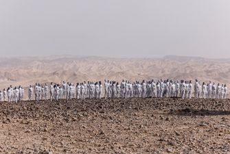 Известный американский фотограф организовал голую фотосессию у Мертвого моря