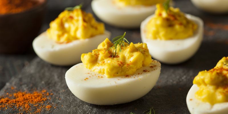 Такі яйця до Великодня фарбувати не потрібно: просто нафаршируйте їх — і всі оближуть тарілки