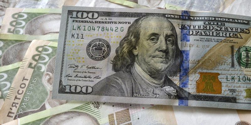 В Україні почав дешевшати долар