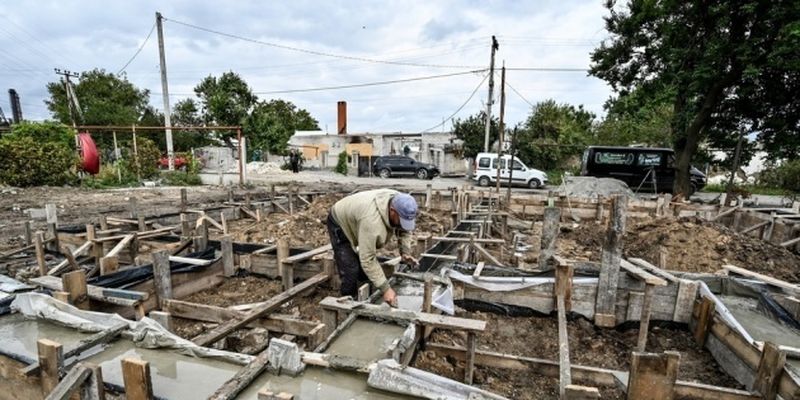 В Запорожье волонтеры строят жилье для двух семей, потерявших его из-за ракетного удара рф