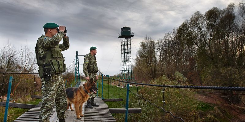 Украинские пограничники отобрали у контрабандистов 4 тыс пачек сигарет