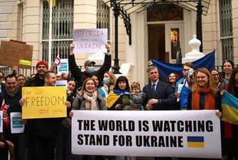 Студенты британских университетов пришли к Посольству Украины, чтобы выразить поддержку