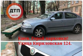 В центре Киева водитель отличился "героической парковкой" во дворе: фото