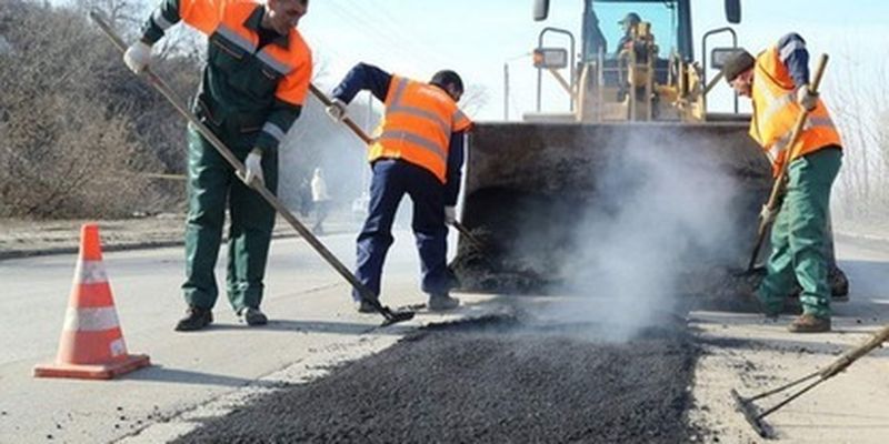 Зима "сломала" дороги: правительство выделило 17 млрд гривен на ремонт дорог