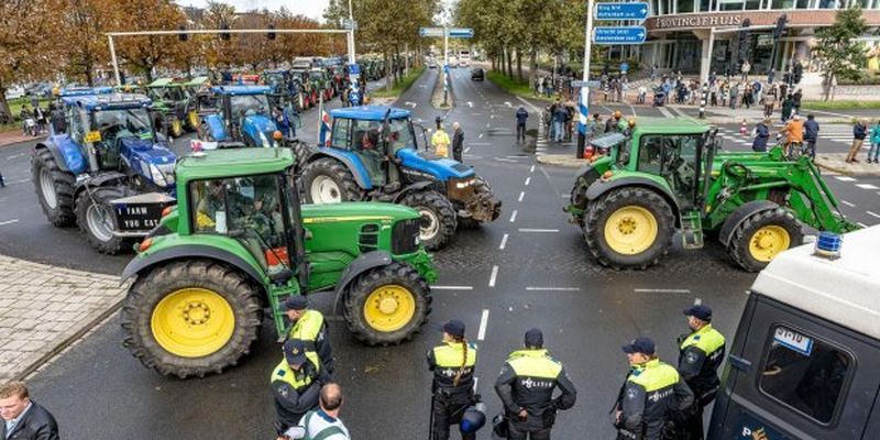 Протест на тракторах: тисячі фермерів паралізували вулиці Гааги – фото, відео