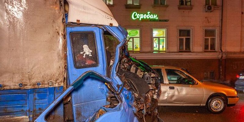 Отказали тормоза: в центре Днепра произошло жуткое ДТП с грузовиком. Фото