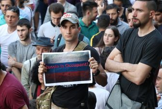 В Грузии возобновились протесты под парламентом
