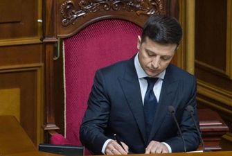 Закон об импичменте вернулся в Раду с подписью Зеленского