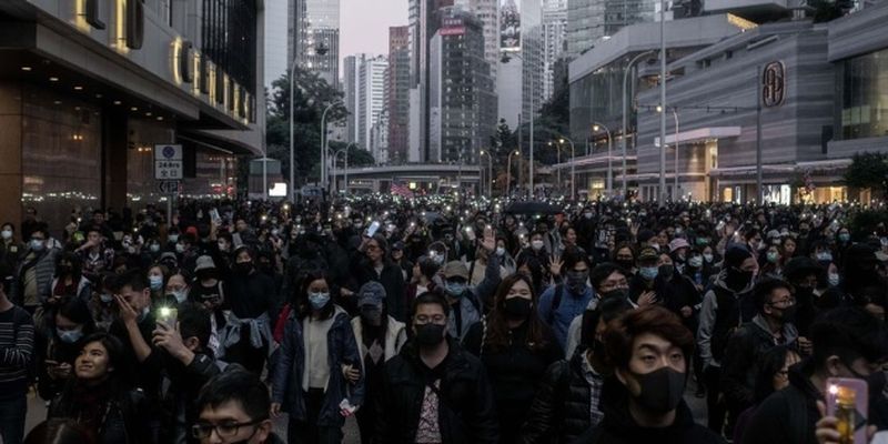 В Гонконге арестовали поп-звезду и работников независимого СМИ