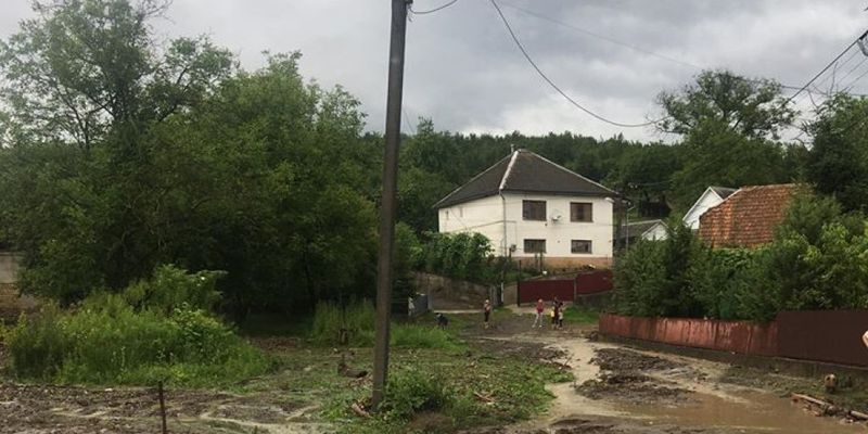 На Закарпатье людям пришлось выпрыгивать из окон домов, спасаясь от паводка