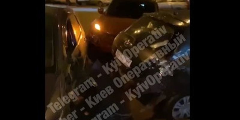В Киеве ночью произошло "женское" ДТП - водитель разбила три припаркованных авто: видео