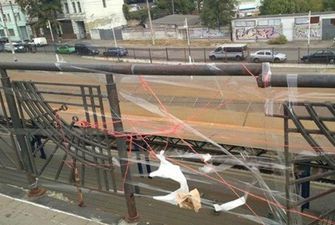 Столичные коммунальщики «отремонтировали» металлическую ограду на мосту, заделав ее скотчем и нитками