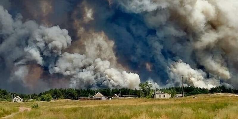 Несколько очагов и пропавший без вести: новые детали о пожарах в Луганской области