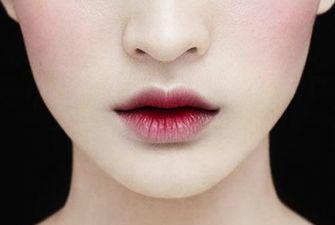 Модный визаж: в тренде эффект зацелованных губ, который позволит создать тинт