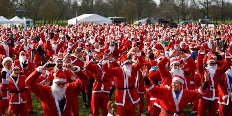 Тисячі британських Санта Клаусів взяли участь в благодійному Різдвяному пробігу. Фотогалерея