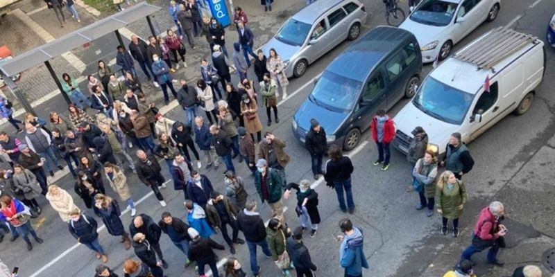 Заблоковані дороги та сутички: у Сербії масові протести через нові закони