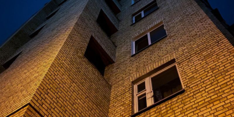 В Николаеве школьник выбросился с 9 этажа после конфликта с родителями