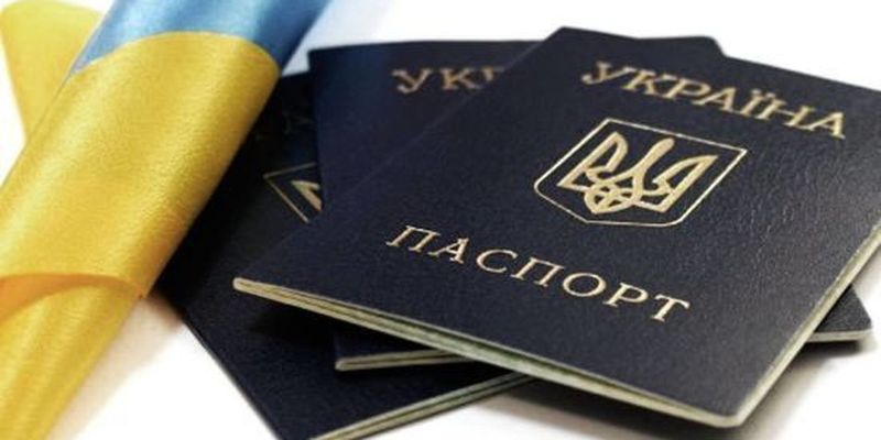 Жителів Криму змушують позбуватися українських паспортів – Кислиця