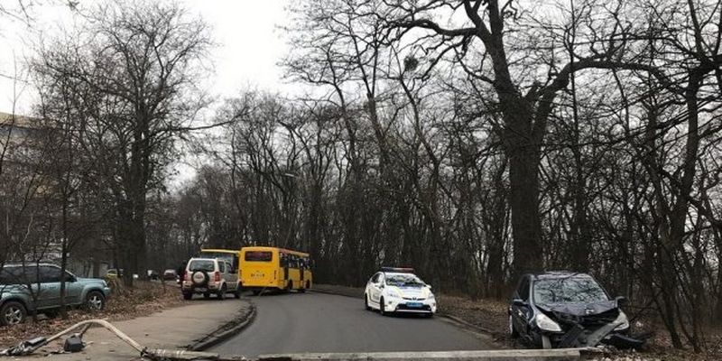 В Киеве водитель на скорости снес столб и попытался сбежать с места: фото