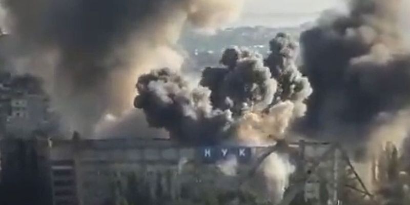 Слышны взрывы: российские военные обстреливают украинский регион с соседнего города