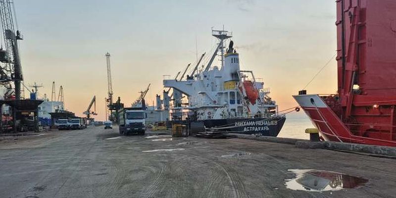 Окупанти вивантажують крадене українське зерно в турецькому порту