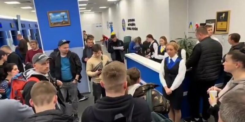 "Иди в Украину, ты, бл**ь, служи": разъяренные украинцы набросились на работников паспортного стола в Польше