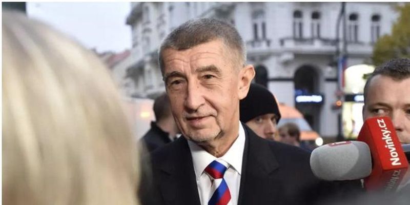 Прем'єр Чехії на річницю революції прийшов у краватці з "російським прапором"