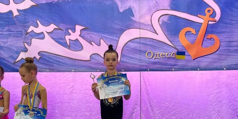 7-летняя украинская гимнастка, которой оторвало ногу российской ракетой, выиграла первый турнир. Видео