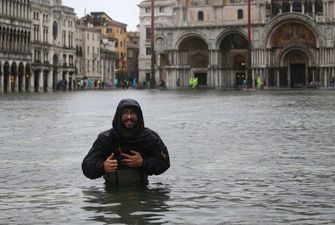 Потоп в Венеции: Парень «с лицом святого» превратил площадь возле храма в бассейн