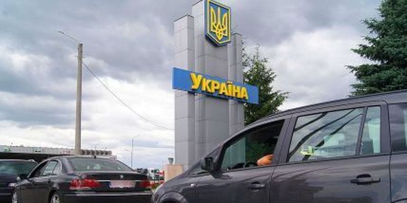 На українських кордонах в чергах стоять десятки авто: на яких пунктах пропуску найбільші затори