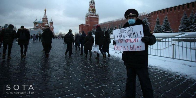 Колишній поліцейський вийшов на Червону площу з плакатом "Путін - вбивця"