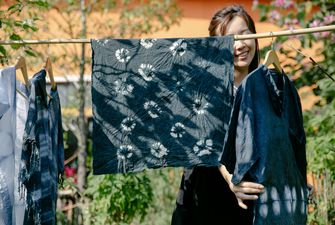 Темная одежда не выцветет на солнце: как сушить вещи после стирки