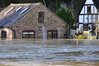 В Великобритании из-за наводнения эвакуировали город