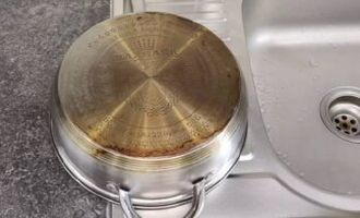 Как очистить посуду от жира: действенные домашние средства