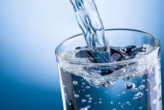 Привычка начинать день со стакана чистой воды избавит от сонливости и депрессии - медик