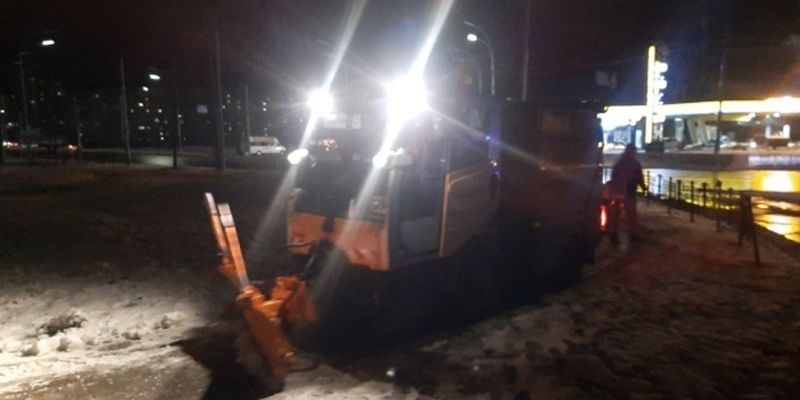 Из-за снегопада в Киеве ночью работали 143 единицы спецтехники