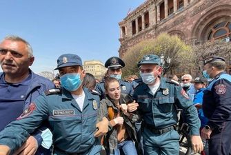 В Армении женщины штурмовали дом правительства