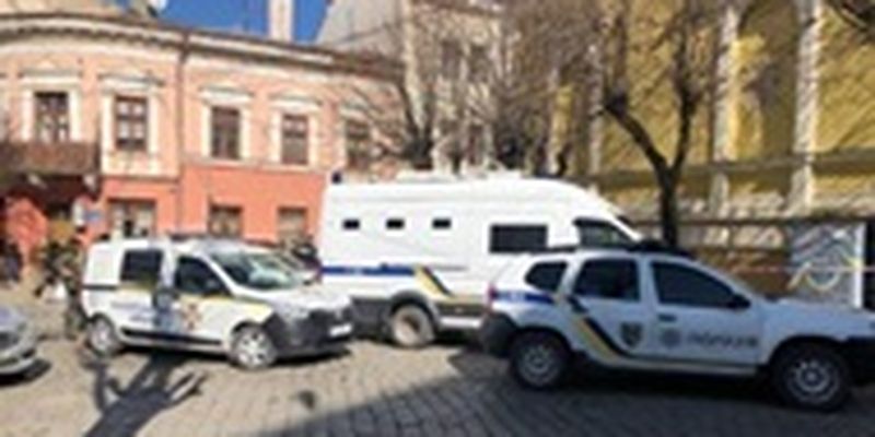 В Черновцах мужчина угрожал взорвать себя гранатой в здании суда - СМИ