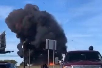 Два самолета столкнулись и разбились прямо над аэропортом в США: момент трагедии попал на видео