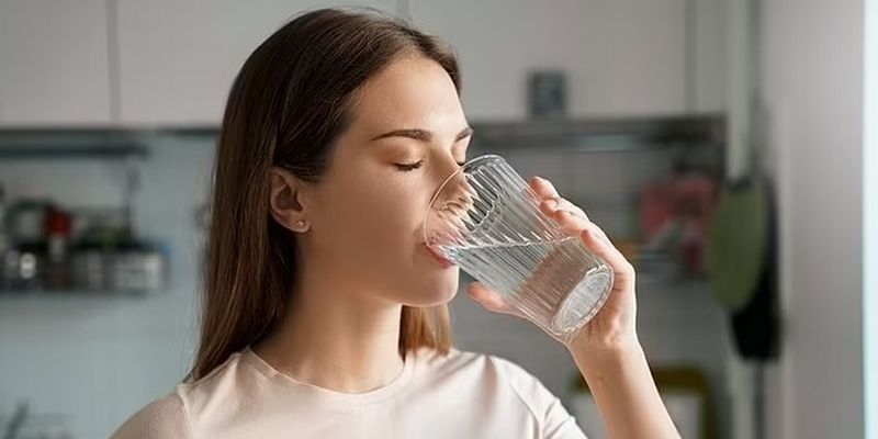 Забудьте про 8 стаканов. Ученые назвали идеальное количество воды, необходимое человеку в день