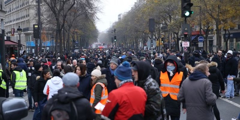 Второй день протестов во Франции: не работает общественный транспорт, закрыты школы