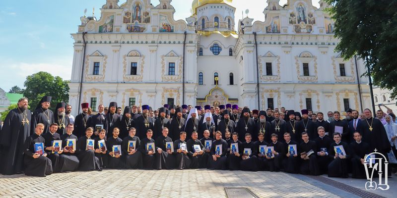 В День Святого Духа Предстоятель УПЦ поздравил выпускников Киевских духовных школ с окончанием учебы