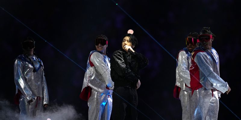 Джонгук из BTS и актер Морган Фримен выступили на церемонии ЧМ-2022 в Катаре